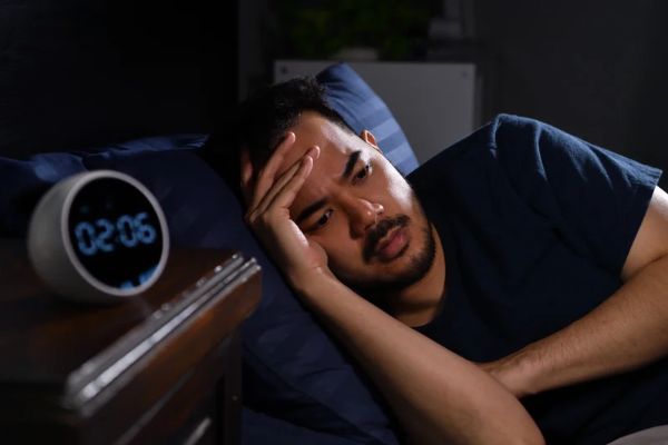 Por que você sente sono no sofá, mas perde o sono quando vai para a cama? 2 sono no sofá.