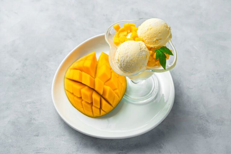 Comemore o Dia do Sorvete com uma receita fácil de manga com coco: cremoso e refrescante 3 sorvete fácil de manga com coco.