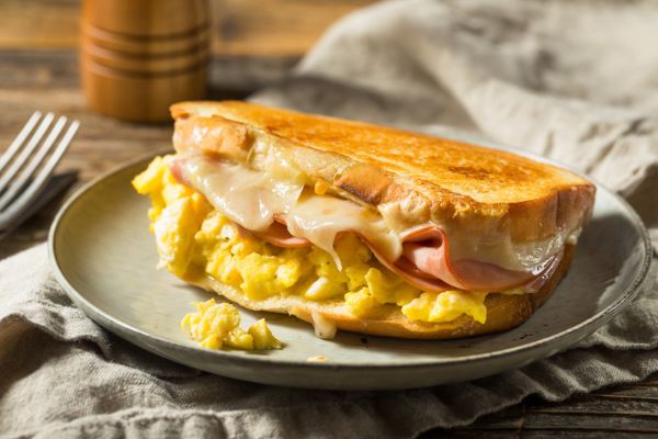 Torrada crocante com ovo e queijo: faça tudo na air fryer 2 torrada de pão com ovo e queijo na air fryer.