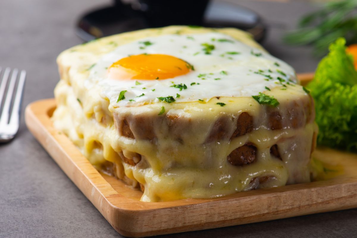 Torrada crocante com ovo e queijo: faça tudo na air fryer 1 torrada de pão com ovo e queijo na air fryer.