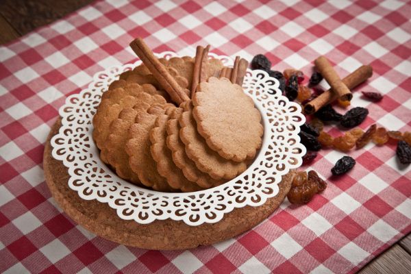 Biscoito amanteigado de canela.