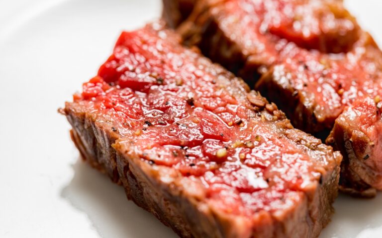 É perigoso comer carne mal passada? Ela tem sangue ou mais proteína? O aspecto pode não bastar para dizer se está segura 2 É perigoso comer carne mal passada