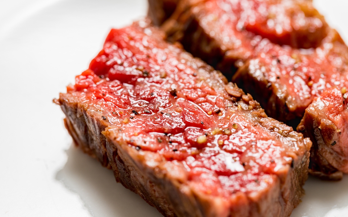 É perigoso comer carne mal passada? Ela tem sangue ou mais proteína? O aspecto pode não bastar para dizer se está segura 1 É perigoso comer carne mal passada