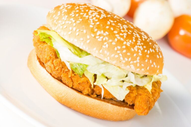 Hambúrguer empanado de frango.