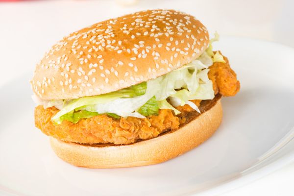 Hambúrguer empanado de frango: crocante por fora e suculento por dentro 2 Hambúrguer empanado de frango.