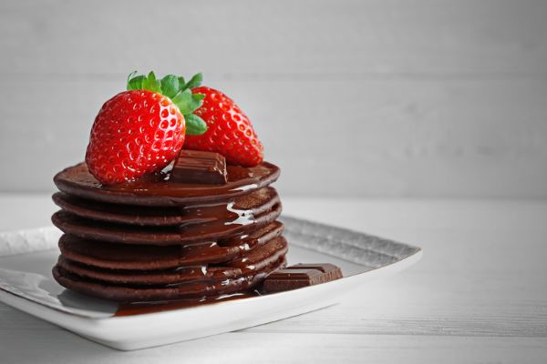 Panqueca de chocolate com morangos: fácil, fofinho e sem complicação 2 Panqueca de chocolate com morangos.