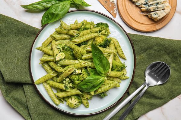 Penne integral ao molho pesto: almoço saudável, cremoso e cheio de sabor 2 penne ao pesto.