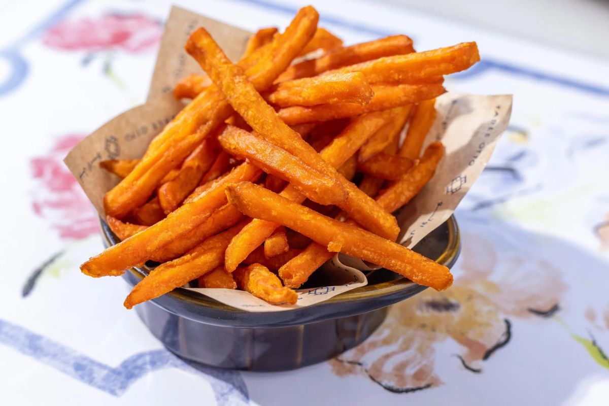 Batata-doce crocante na airfryer: fica dourada sem precisar mergulhar no óleo 1 batata-doce crocante na airfryer.