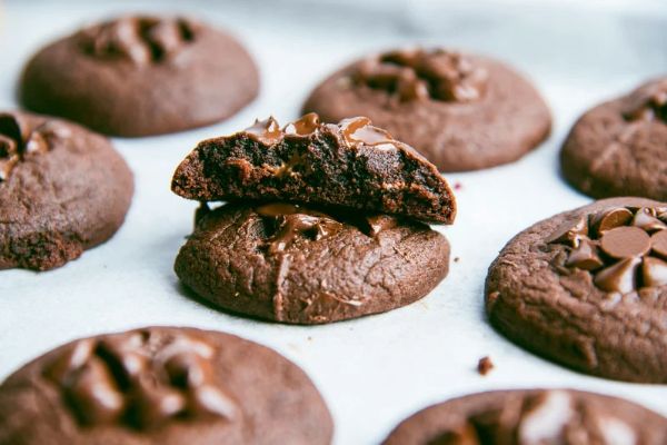 Para sair do pão de todos os dias, este biscoito de aveia e cacau ganha espaço à mesa 2 biscoito de aveia e cacau na airfryer.