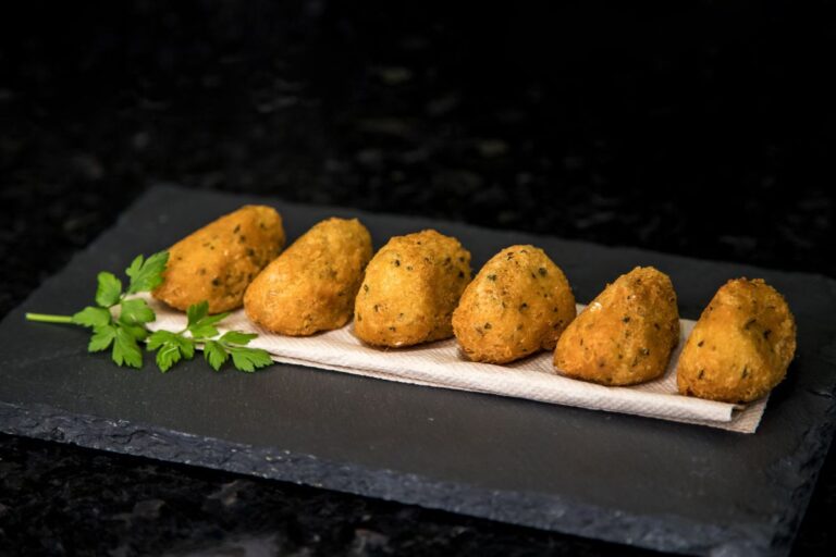 bolinho de arroz com queijo.