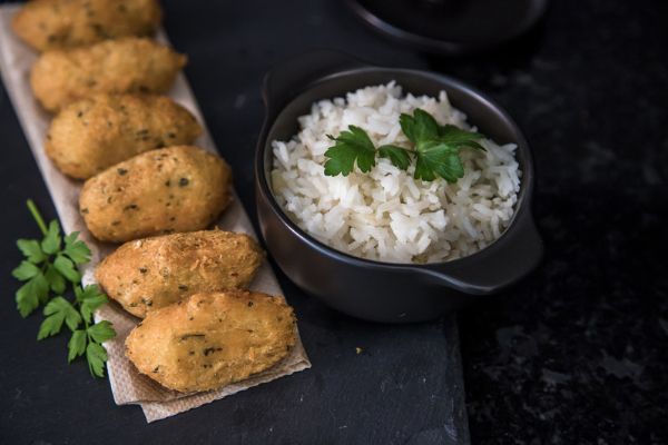 bolinho de arroz com queijo.