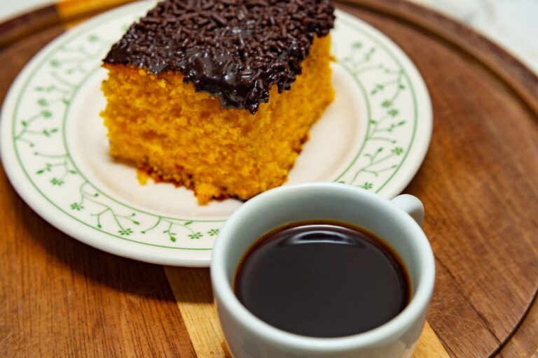 Esse bolo de cenoura fica fofinho e leva calda de chocolate zero açúcar 3 bolo de cenoura sem trigo e calda de chocolate zero açúcar.