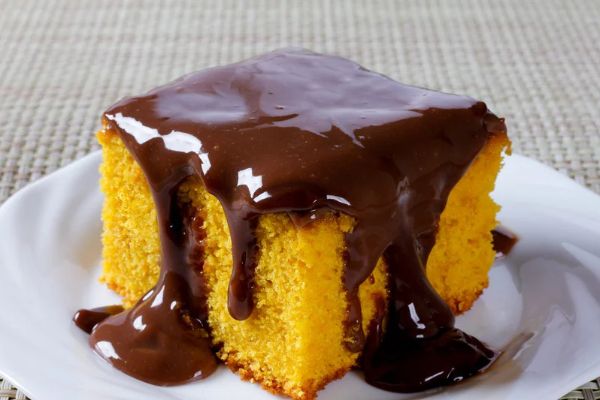 Esse bolo de cenoura fica fofinho e leva calda de chocolate zero açúcar 2 bolo de cenoura sem trigo e calda de chocolate zero açúcar.