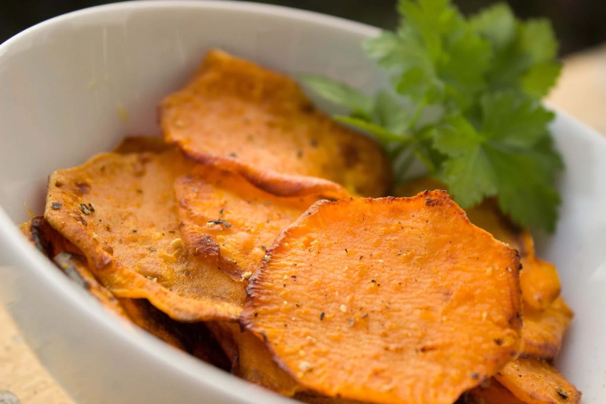 Chips de batata-doce na air fryer: petisco saudável e crocante 1 chips de batata doce.