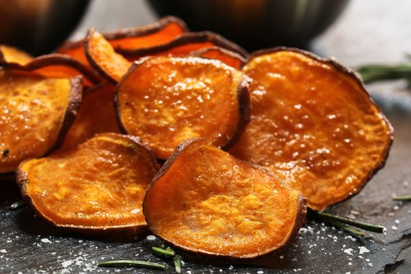 Chips de batata-doce na air fryer: petisco saudável e crocante 2 chips de batata doce.