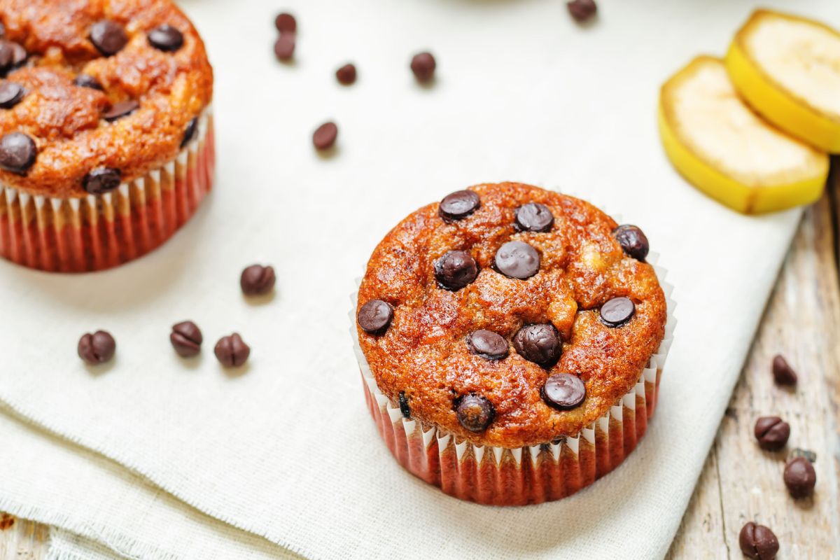 Muffin de banana com gotas de chocolate e aveia: fácil, macio e saboroso 1 muffin de banana com gotas de chocolate.