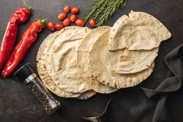 Pão pita caseiro: macio, fofinho e perfeito para rechear no café da manhã 2 Pão pita caseiro.
