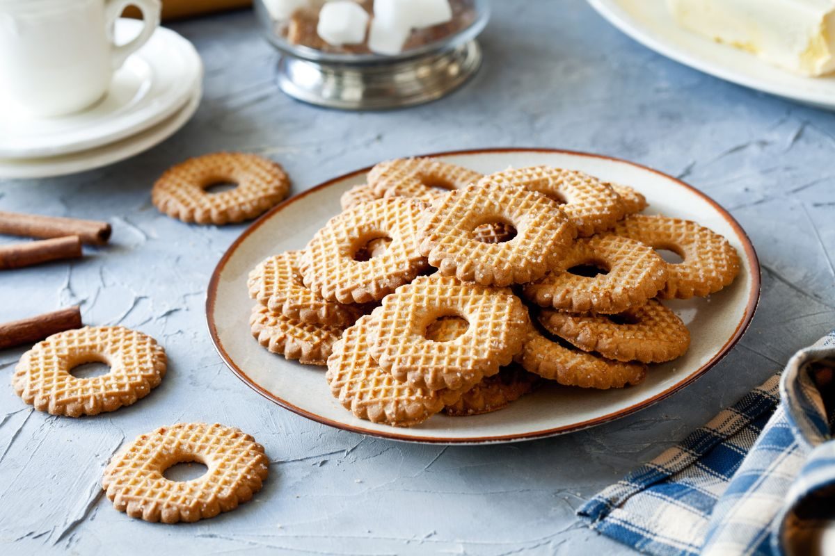 Biscoito amanteigado de canela.