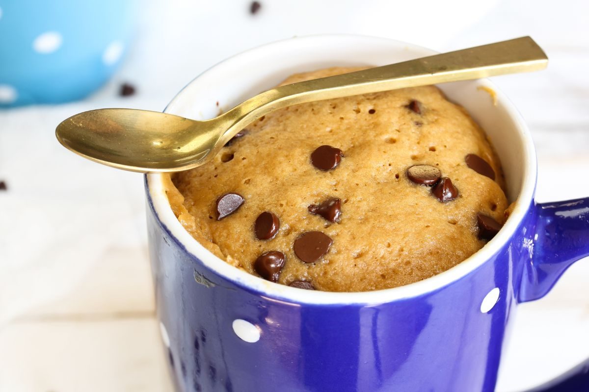 Bolo de leite em pó na caneca.