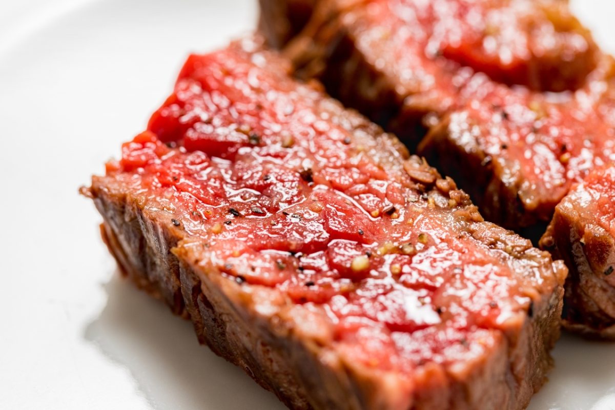É perigoso comer carne mal passada