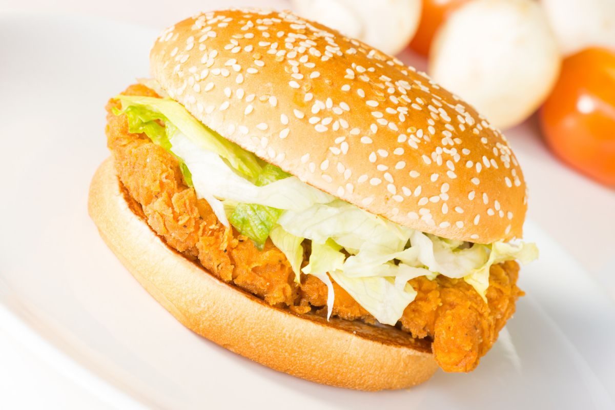 Hambúrguer empanado de frango.