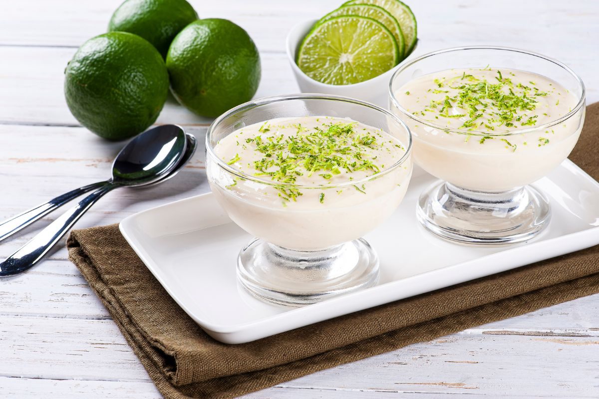 Mousse de limão com leite em pó.