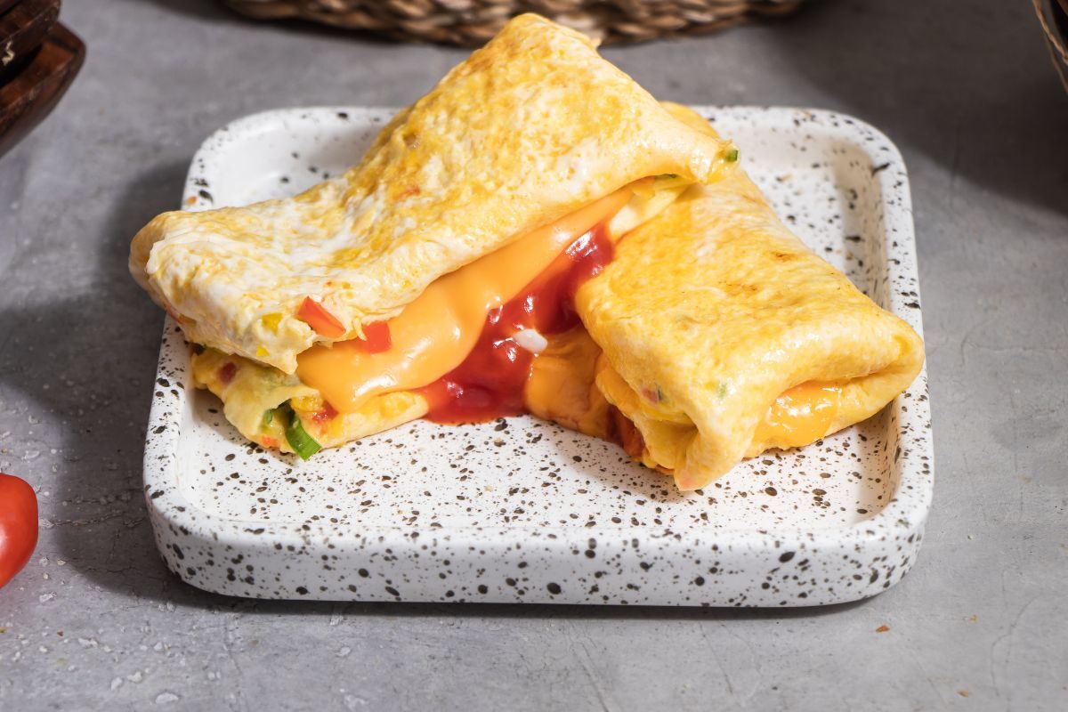 Omelete recheada com queijo e tomate.
