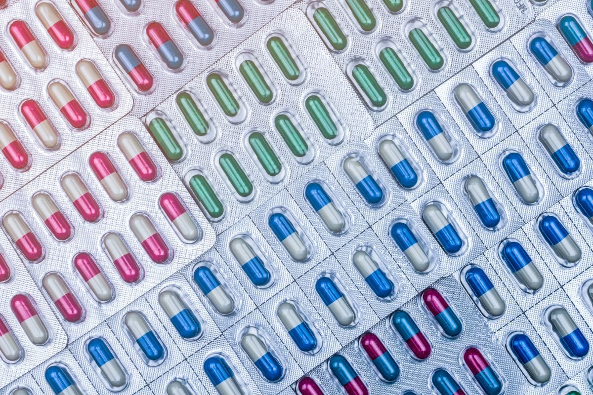 Omeprazol, pantoprazol, lansoprazol ou esomeprazol.