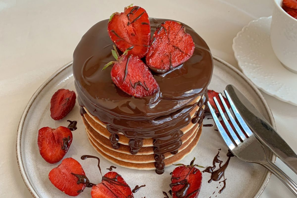Panqueca de chocolate com morangos