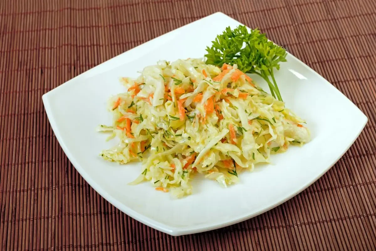 Salada agridoce de repolho simples.