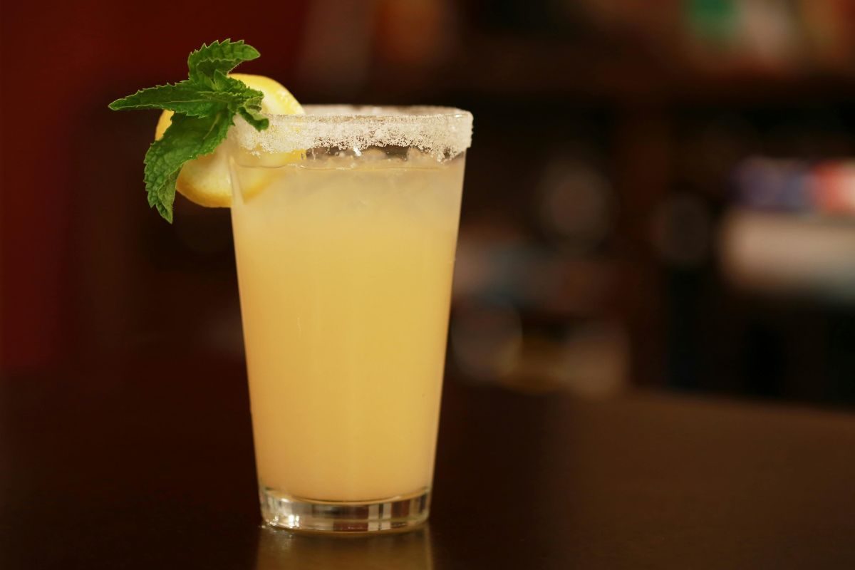 Suco de inhame com limão.