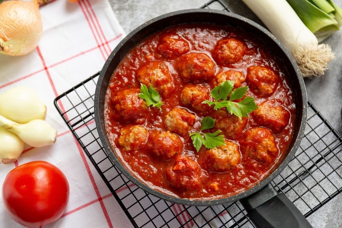 almôndegas de carne assadas.