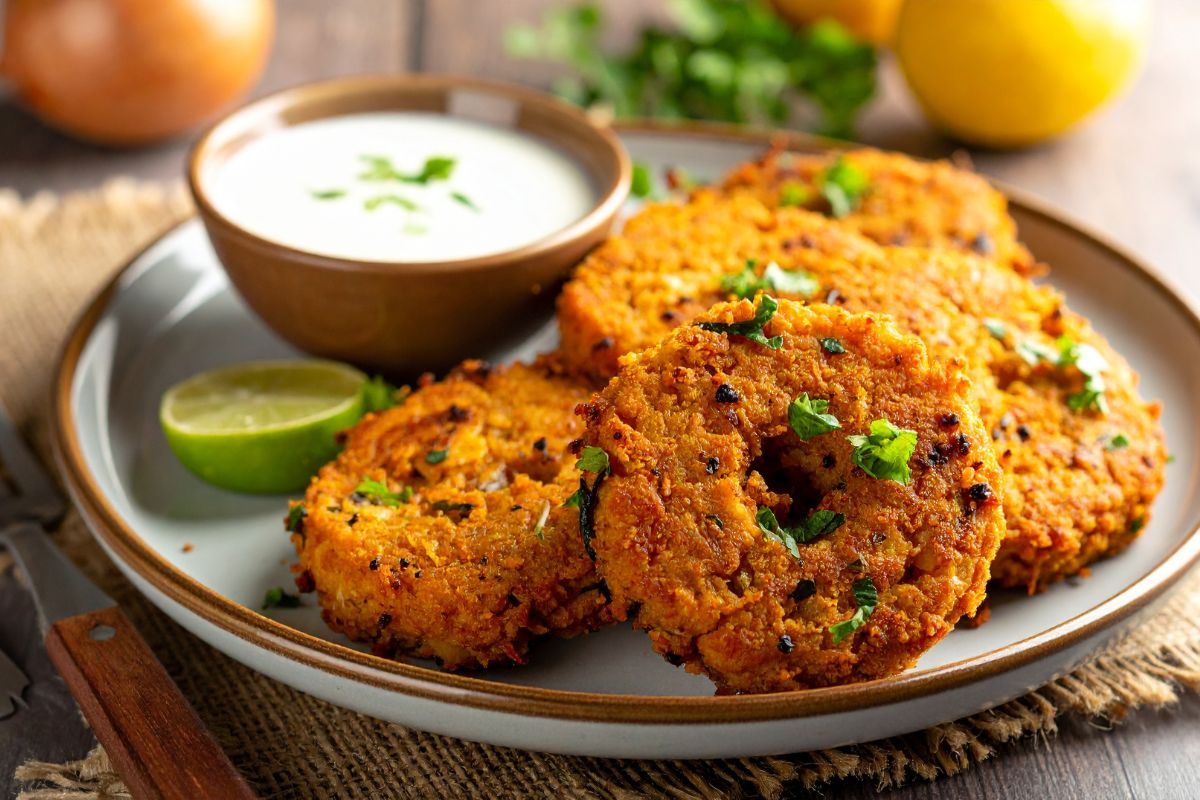 bolinho de grão-de-bico com molho.