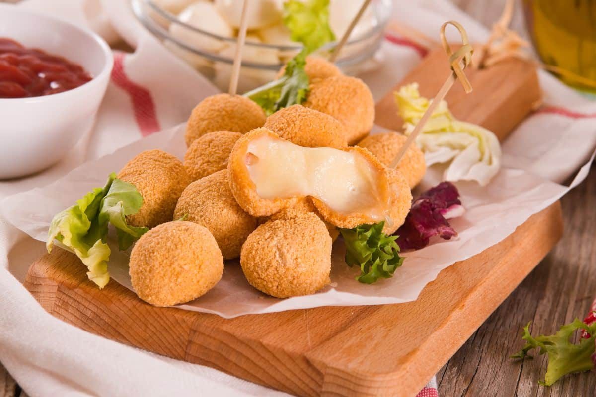 porção de bolinho de queijo assado