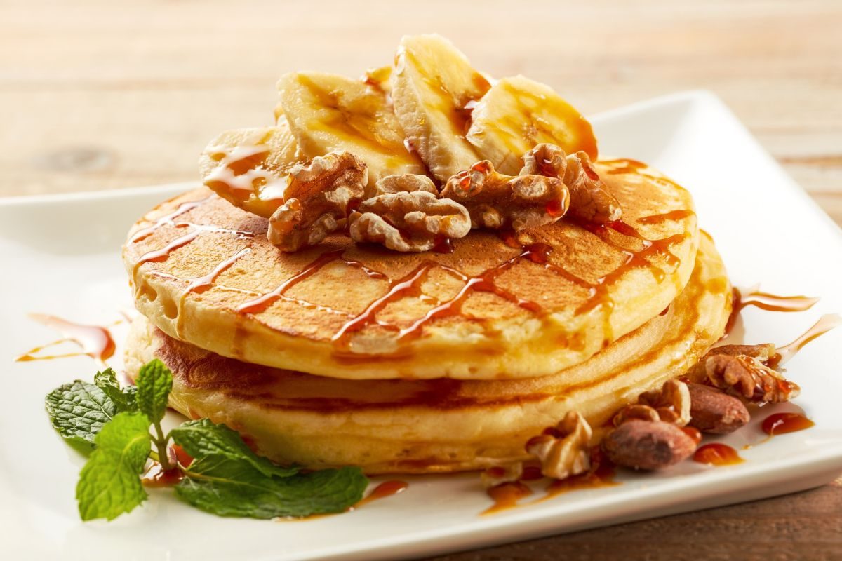 panqueca de banana com canela.