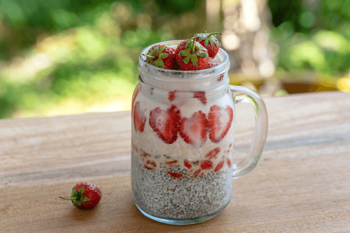 pudim de chia com leite de coco e frutas vermelhas.