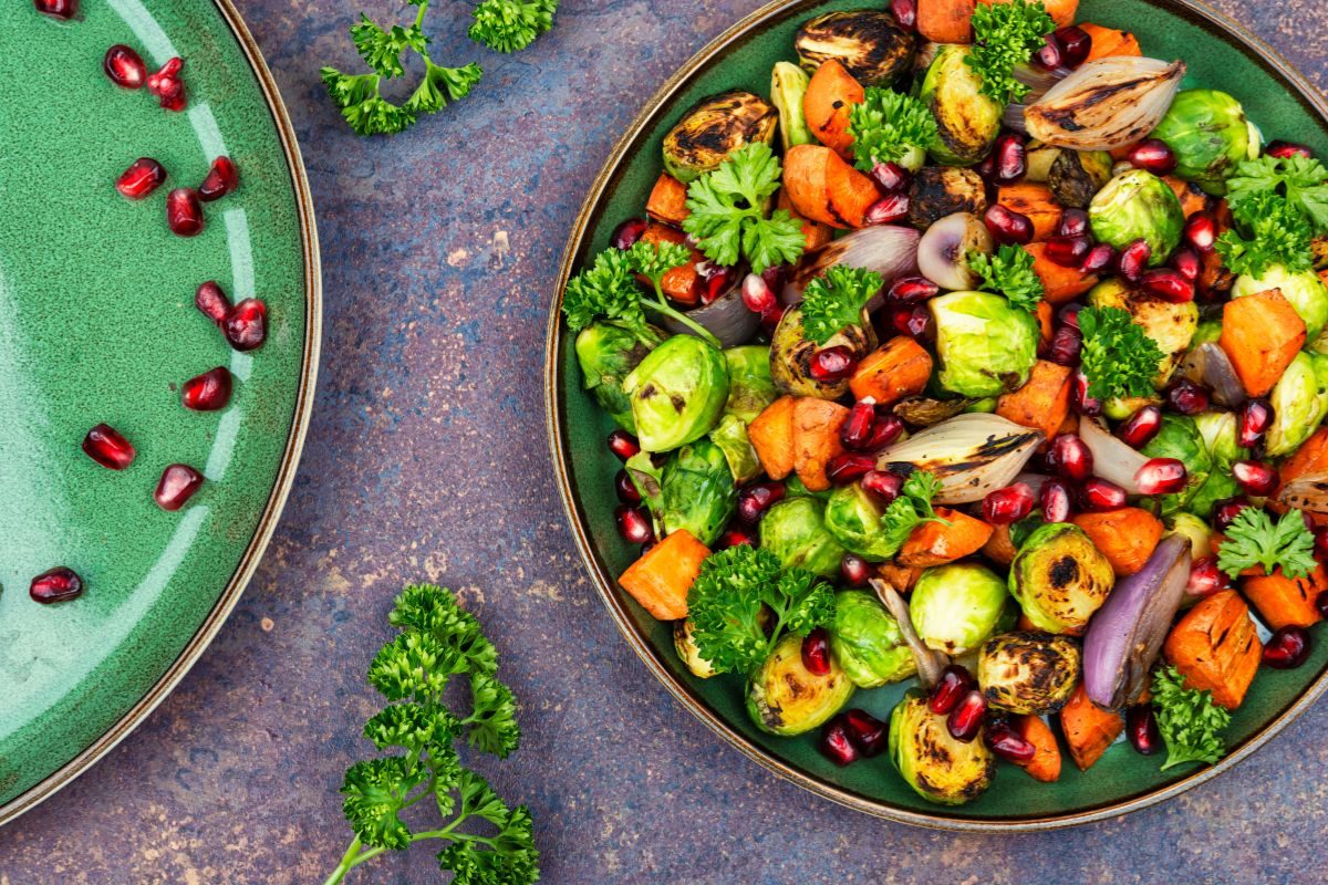 salada de legumes coloridos.